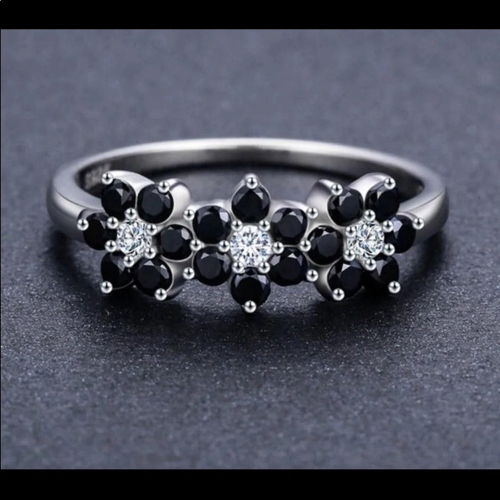Beautiful onyx bouquet Ring NWT